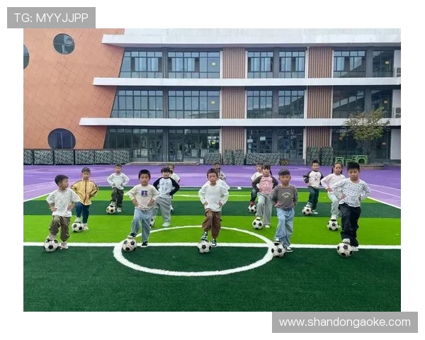 科学足球训练新理念:提升团队配合的有效方法与实践技巧 科学足球训练新理念:提升团队配合的有效方法与实践技巧